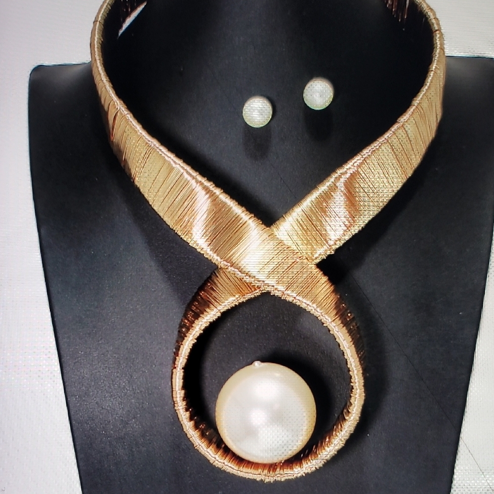 Elegant Gold Necklace and Earring Set